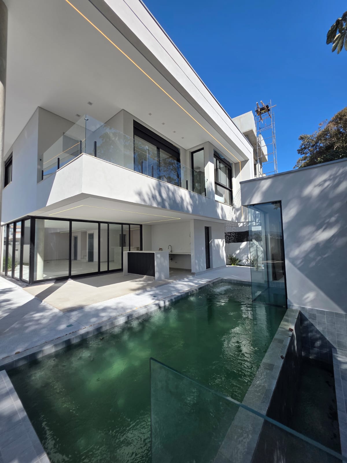 Sofisticado Sobrado com Piscina e Acabamento Premium