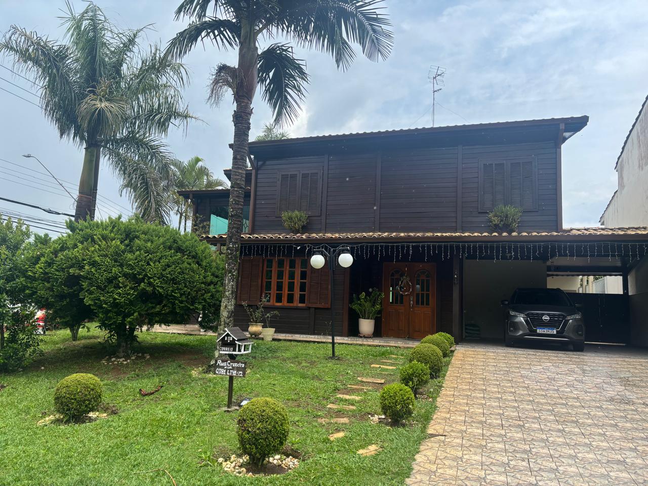Amplo sobrado de esquina, com arquitetura mista, condomínio Aruã