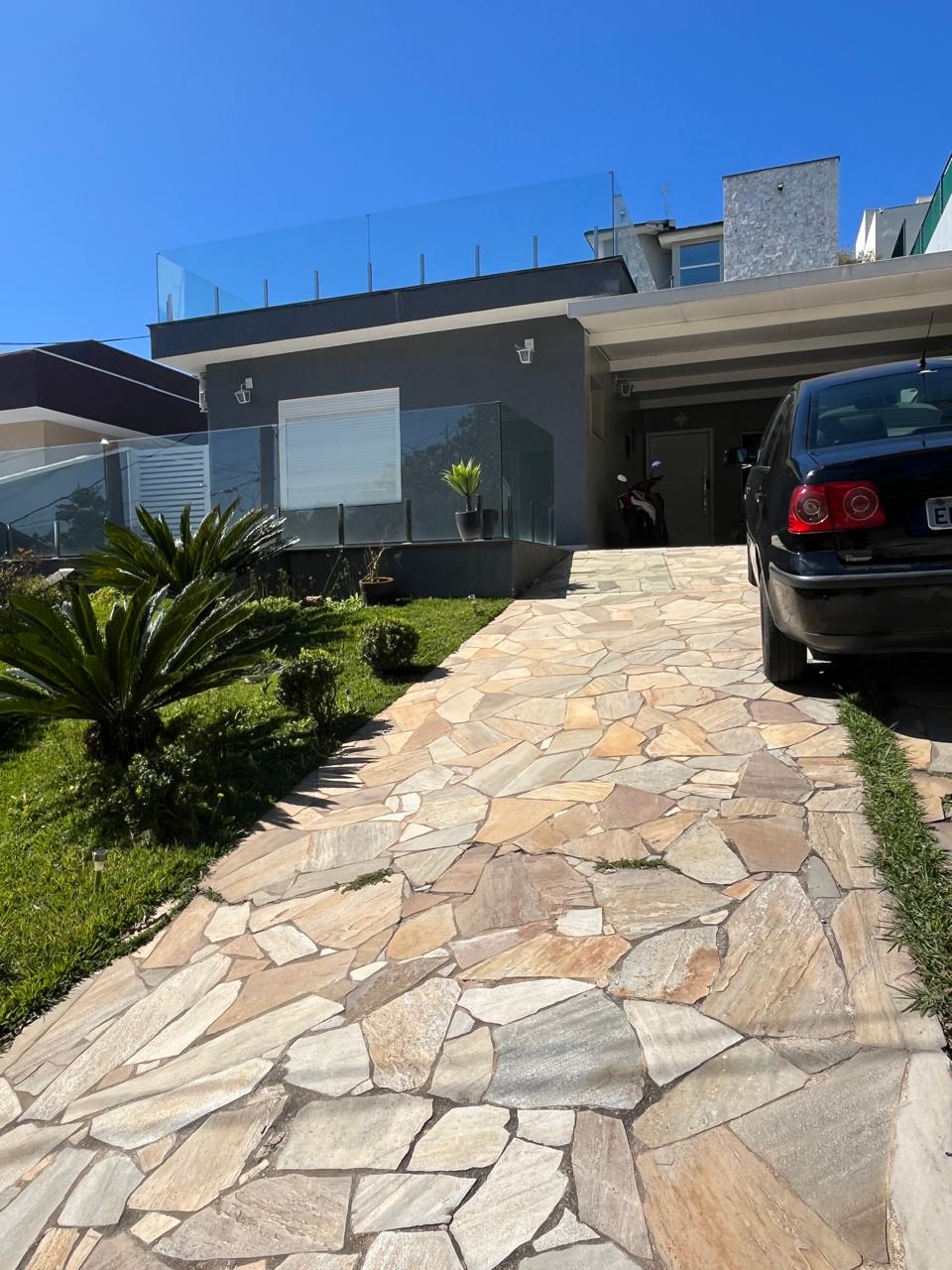 Sobrado moderno com espaços amplos, condomínio Eco Park 