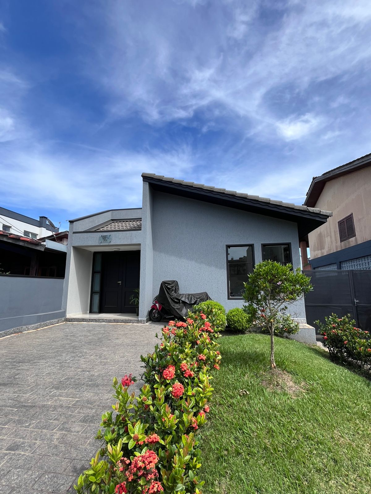Bela casa, com localização privilegiada, condomínio Aruã