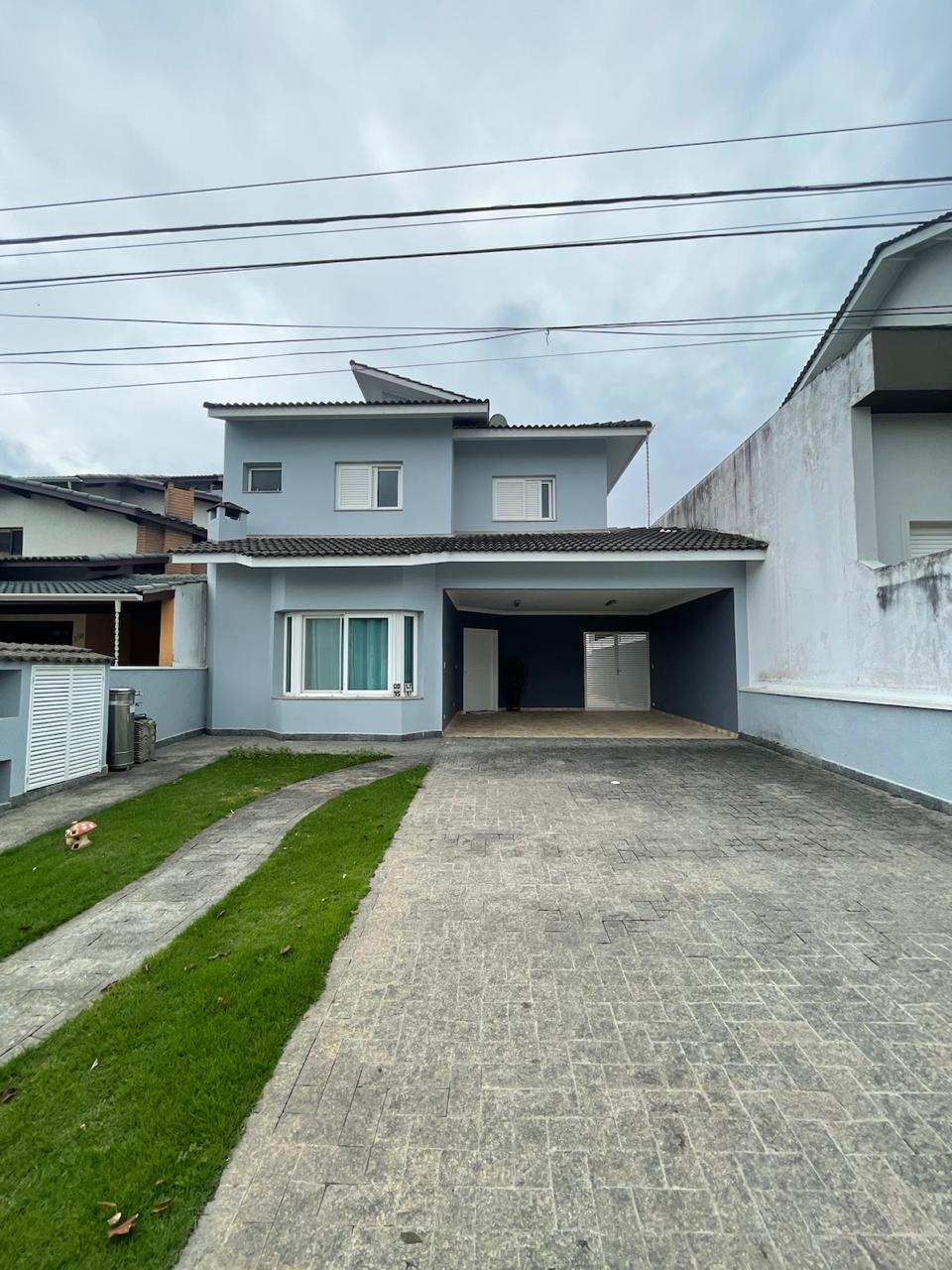 Lindo sobrado, condomínio Aruã com ampla área gourmet