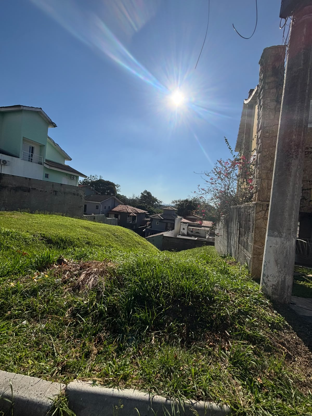 Lote declive com uma excelente localização, condomínio Aruã 