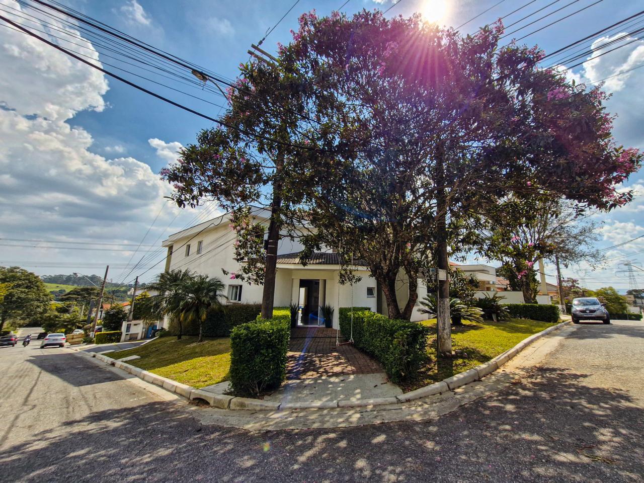 Sobrado sofisticado de esquina, condomínio Aruã