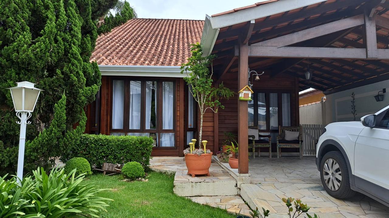 Maravilhosa casa mista, com excelente localização no condomínio Aruã