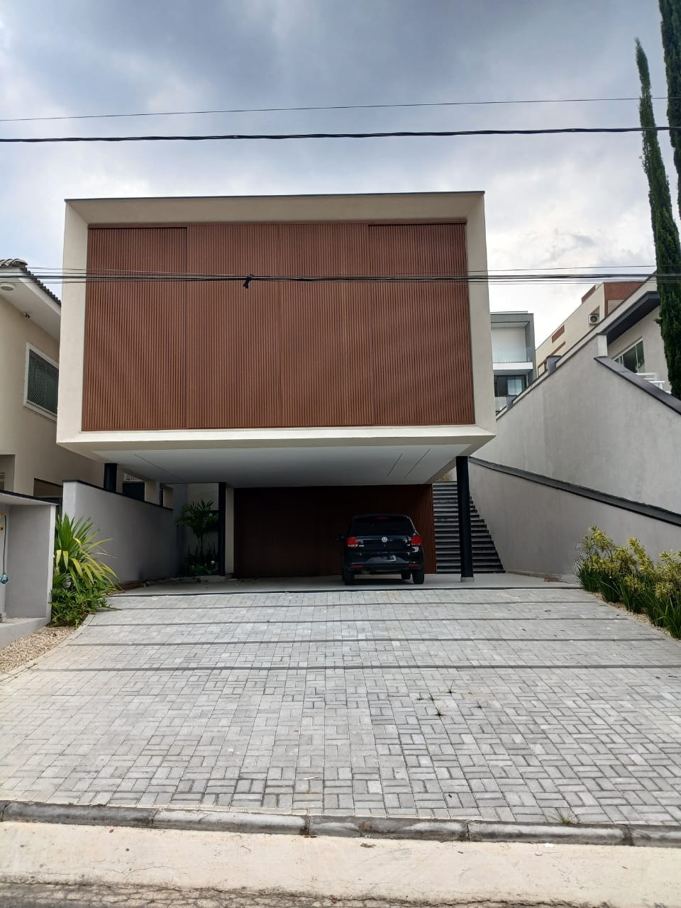 Maravilhoso sobrado com 03 suítes, condomínio Aruã